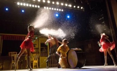 В воронежском драмтеатре прошла премьера спектакля «Продавец дождя» о жажде чуда