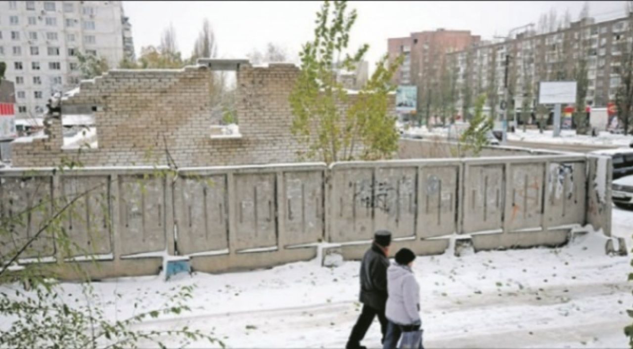 Строительство заморозилось примерно десять лет назад, едва успев начаться