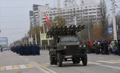 Реконструкторы, прошедшие парадом по Ленинскому проспекту, пахли одеколоном «Шипр»