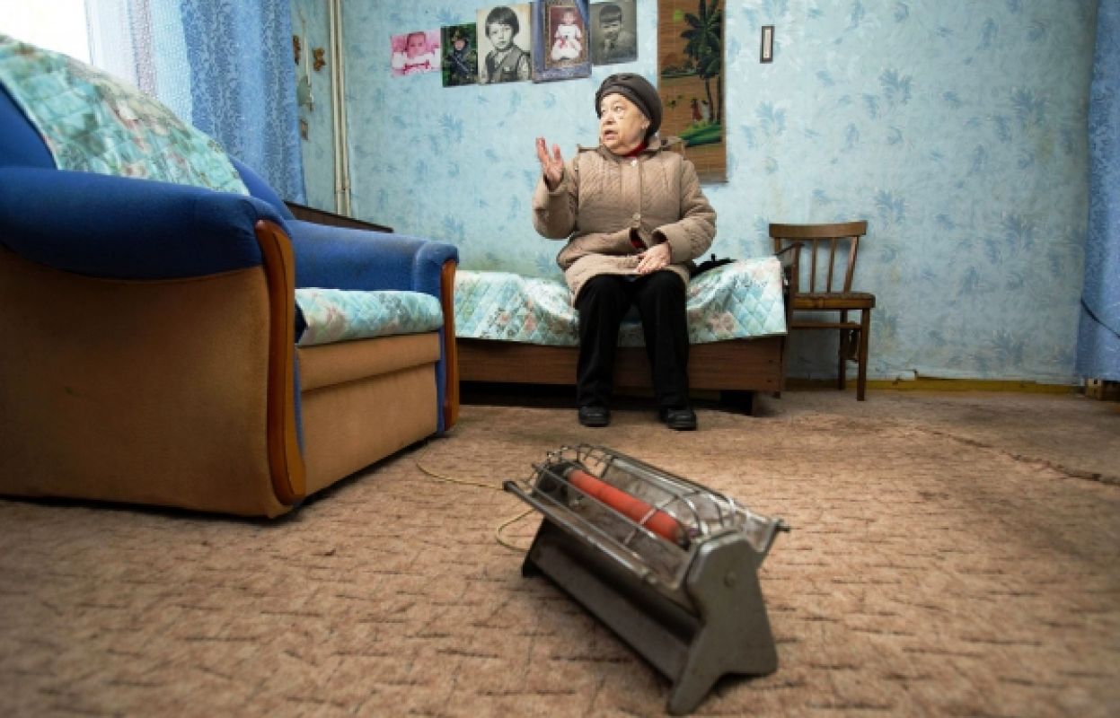 В аварийных домах люди вынуждены жить в шапках и куртках