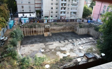 Жители 12-этажки в центре Воронежа боятся, что их дом сползёт в котлован