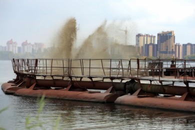 Воронежское водохранилище наконец-то начали чистить