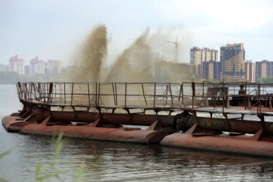 Воронежское водохранилище наконец-то начали чистить