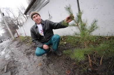 Воронежский экскаваторщик подарил саженцы сосен детской больнице