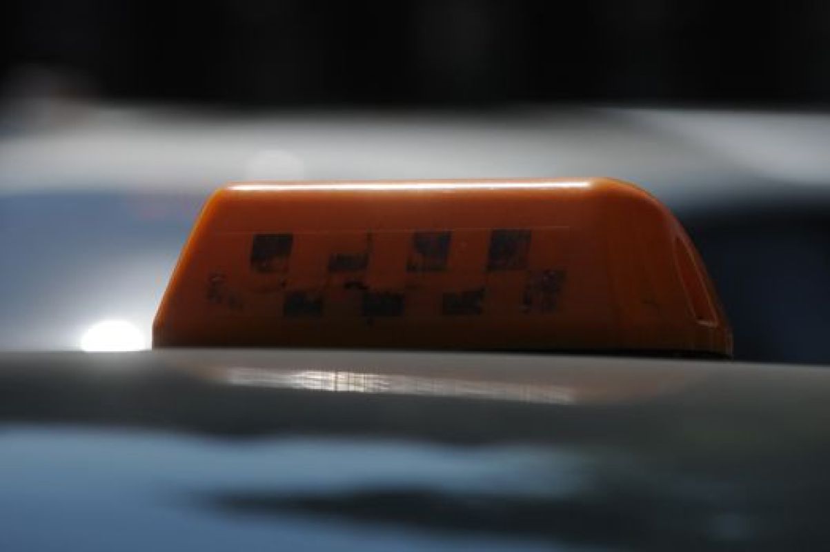 В Воронеже пьяный прохожий напал с ножом на таксиста