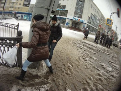 В Воронеже пешеходы утопают в снежной каше на остановках