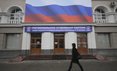 Барельеф на здании Дома книги снова завесили триколором