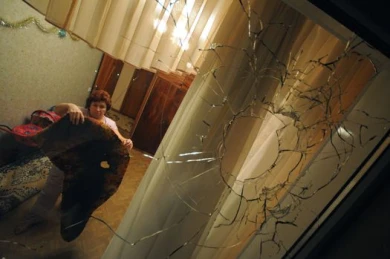 Полицейские начали проверку по факту попадания ракетницы в окно жилого дома