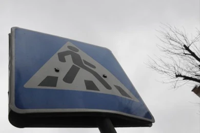 На левом берегу у торгового центра сбили пешехода