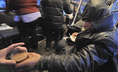 Для воронежских бездомных выделили автобус с горячим питанием