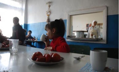 В Воронежской области сирот кормили из тарелок с отбитыми краями