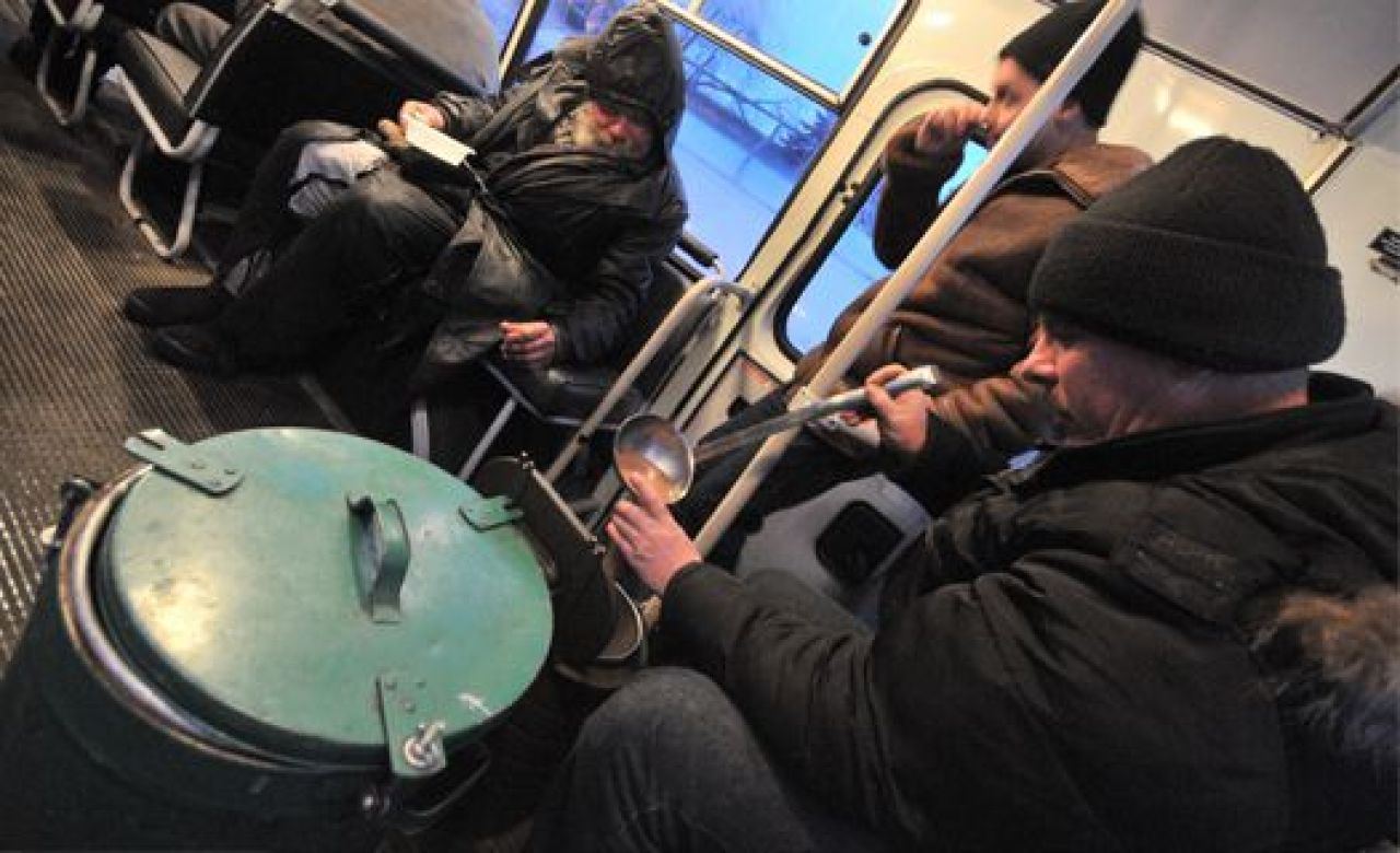 В районах Воронежской области появились пункты питания для бездомных