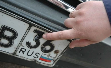 За управление автомобилем без номера будут лишать прав