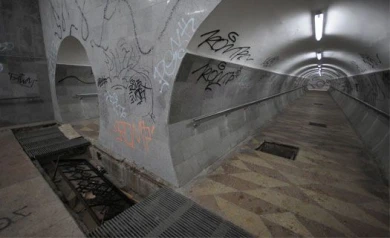 Вандалы разбили камеру видеонаблюдения в переходе у «Детского мира»