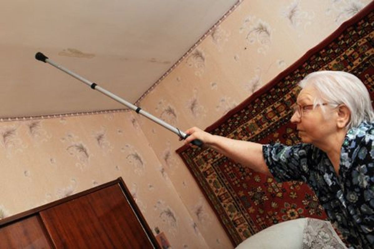 Женщина показала жёлтые разводы на своём потолке, образовавшиеся на стыке бетонных плит