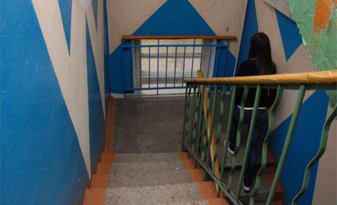 В Воронеже извращенец изнасиловал 19-летнюю студентку в подъезде