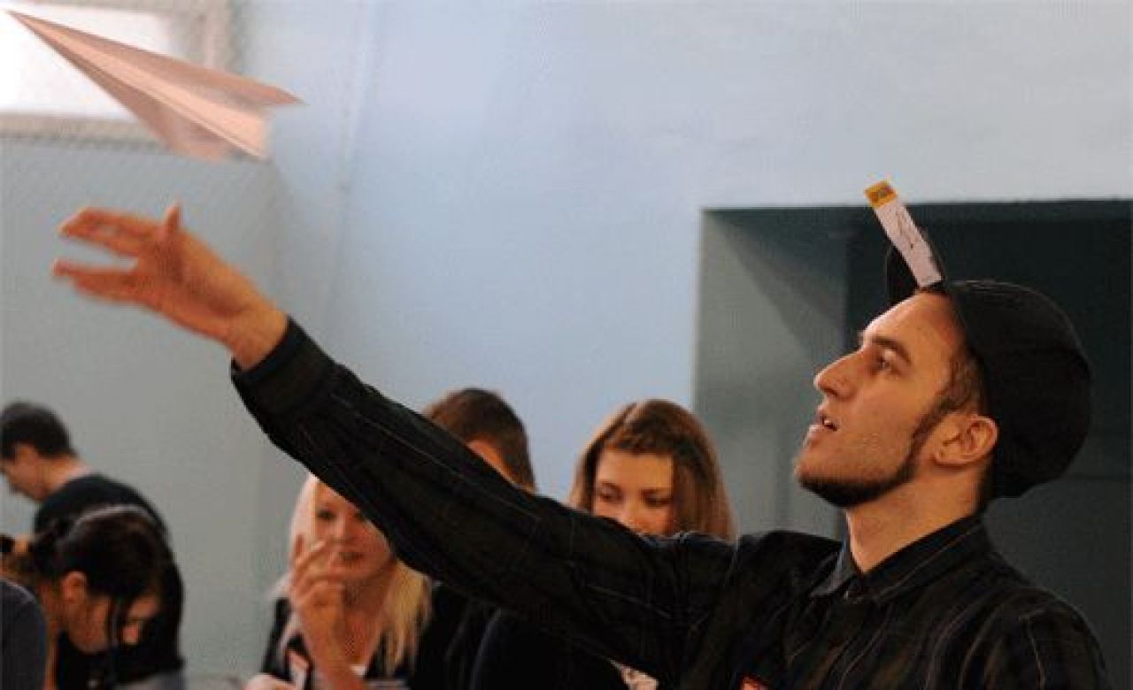 В Воронеже прошёл чемпионат по запуску бумажных самолетов