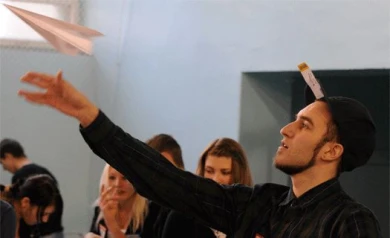 В Воронеже прошёл чемпионат по запуску бумажных самолетов