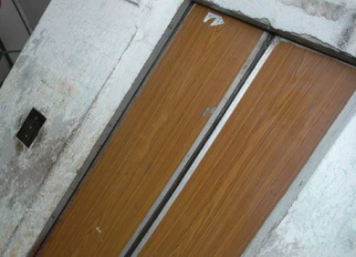 Жильцы многоэтажки в Левобережном районе обнаружили труп в лифте