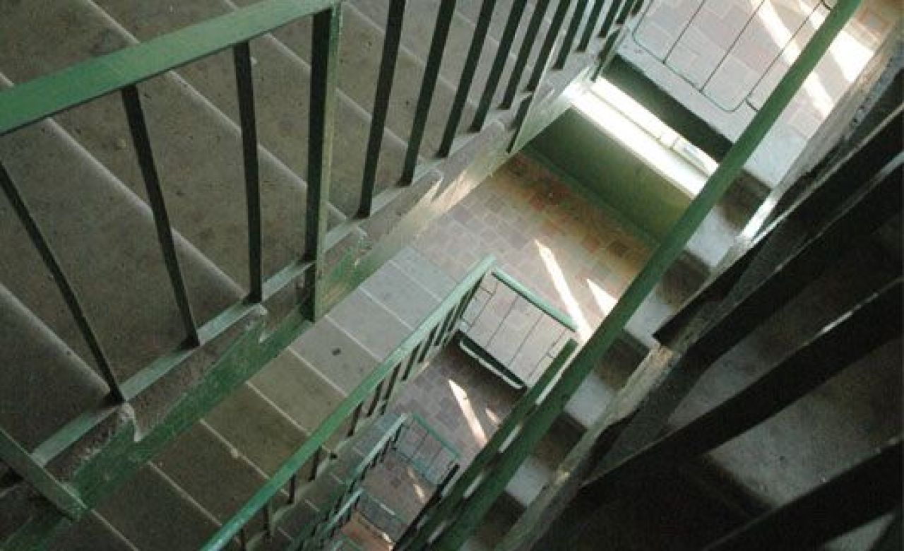 В Воронеже наркоман разбился насмерть, упав с 5-метровой высоты