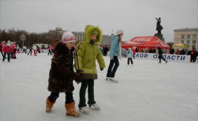 В Воронеже начали разбирать сезонные катки на площади Ленина