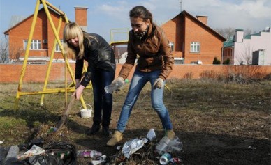 Воронежские школьники убрали детскую площадку, загаженную взрослыми