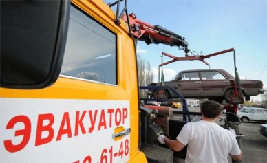 В Воронеже начали эвакуировать неправильно припаркованные автомобили