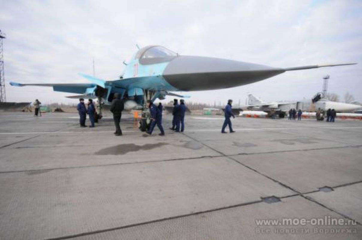 В небе над Бутурлиновкой устроили бой истребителей и бомбардировщиков