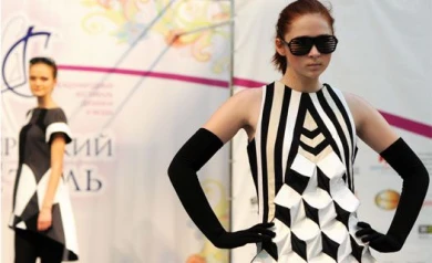 На «Губернском стиле» модели ходили в платьях из скатерти и с лягушками на голове