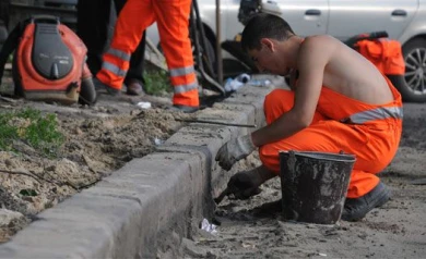 На остановке «Работница» до конца месяца будут менять бордюры