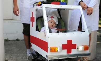 В Воронеже возили малышей на каретах скорой помощи и бочонках с мёдом