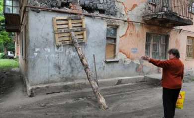 В Воронеже многоквартирный дом подпёрли палкой, чтобы не развалился