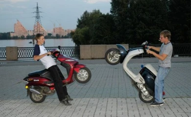 Под Воронежем столкнулись скутер и мотоцикл: пострадали два школьника