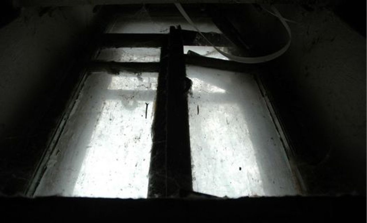 Воронежская девушка выпала голой из окна в Москве