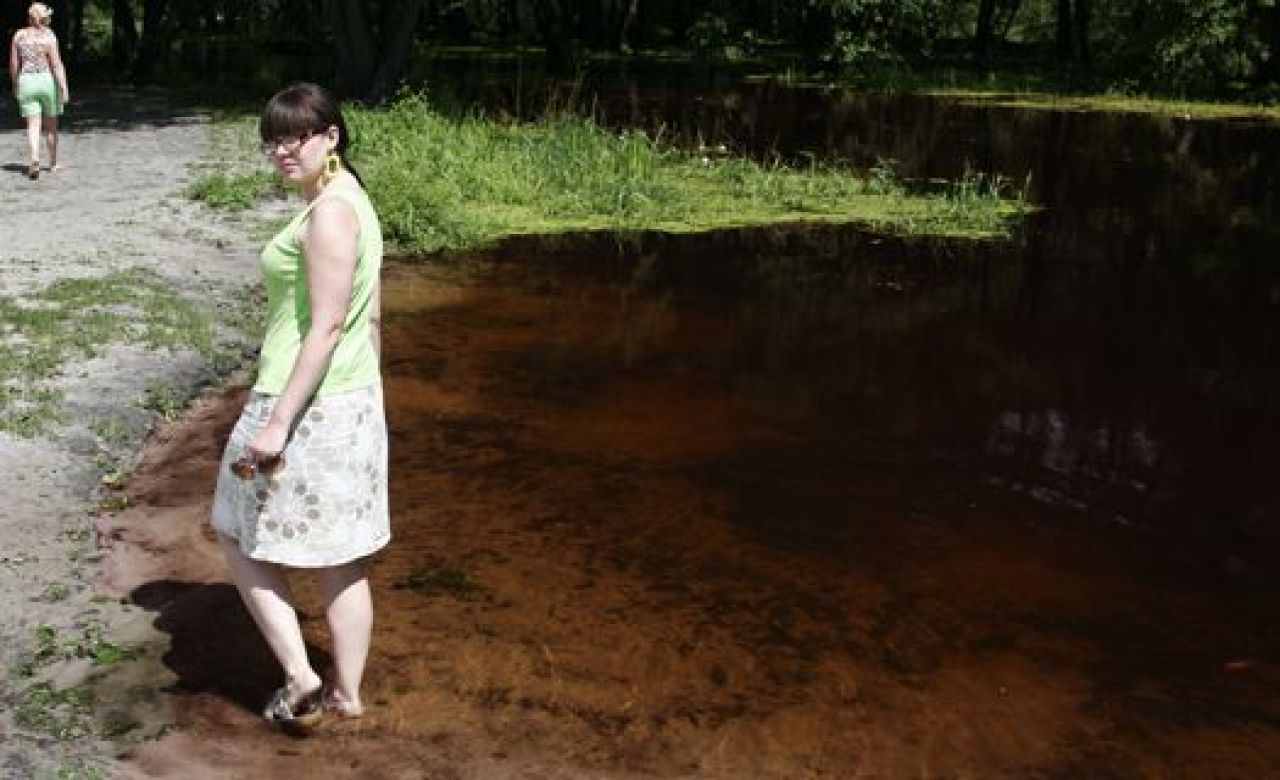 Красная вода в реке Усманке не опасна для купающихся?