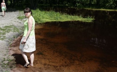 Красная вода в реке Усманке не опасна для купающихся?