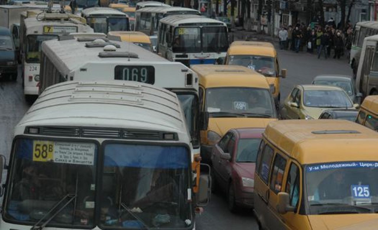 Воронежцы страдают от жары в пробках