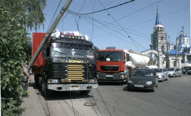 В Воронеже у Ротонды фура сбила фонарный столб: образовалась пробка