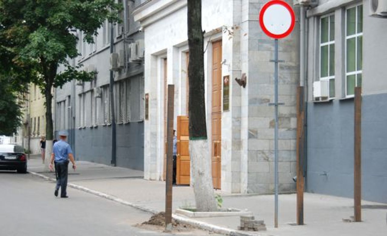 У здания УВД на Володарского уже успели установить столбы для забора.