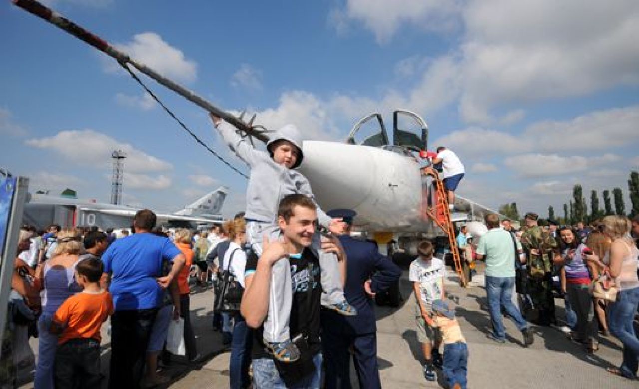 На авиашоу воронежцы увидели воздушные бои и падающих чебурашек