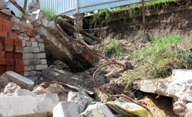 Во двор к жительнице Воронежа начала сползать дорога