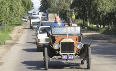 В Воронеж через три континента приехал австралиец на машине 1913 года
