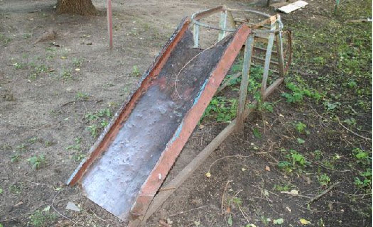 На детских площадках Воронежа стоят травмоопасные горки и качели
