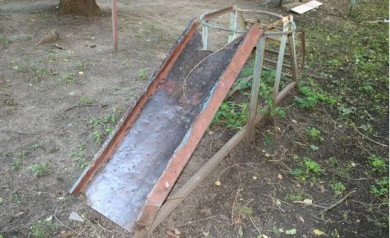 На детских площадках Воронежа стоят травмоопасные горки и качели