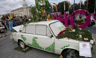 Воронежские ботаники предложили из автохлама делать клумбы
