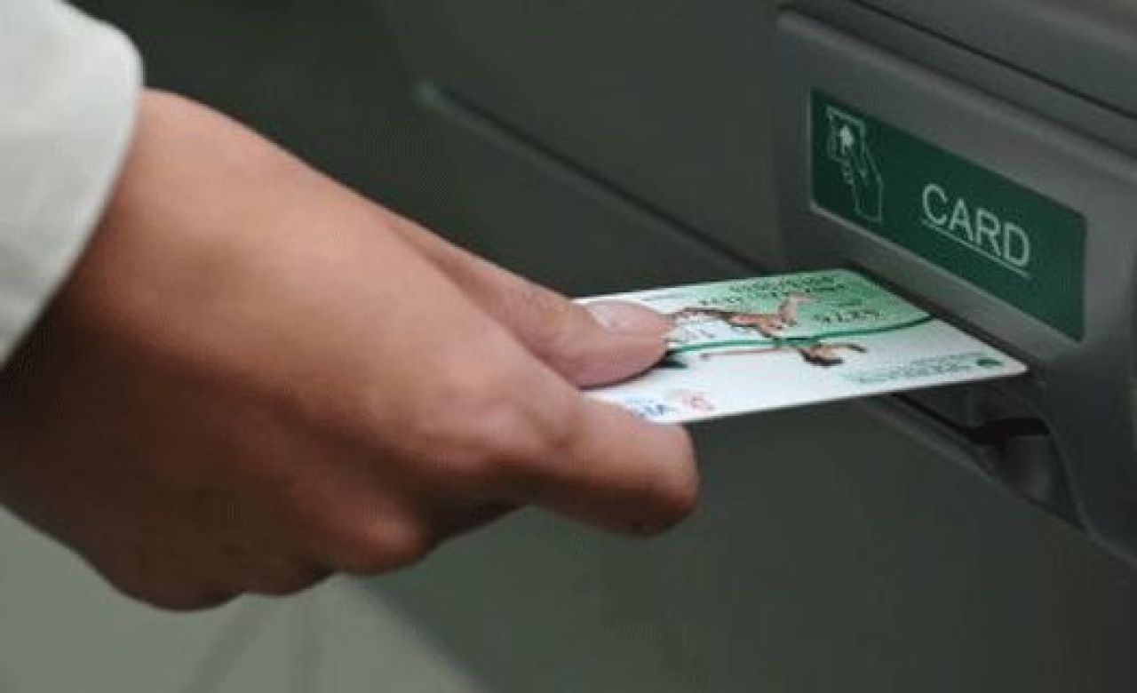 В ночь с понедельника на вторник Сбербанк приостановит операции по картам