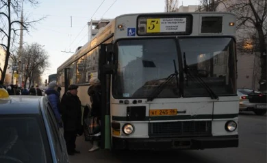 На улице Матросова двое школьников на скутере врезались в маршрутку № 5а