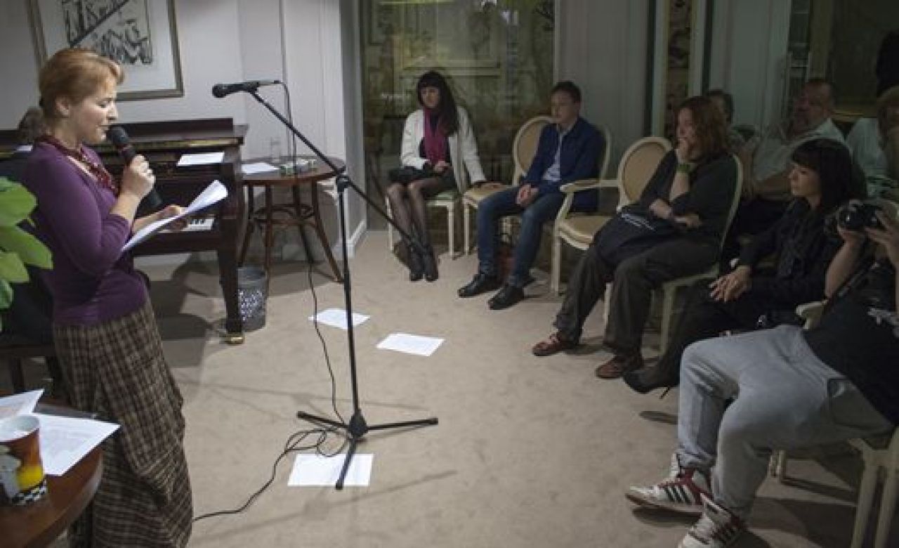 стихи читает Полина Синёва