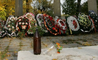 Воронежцы устраивают застолья на могилах