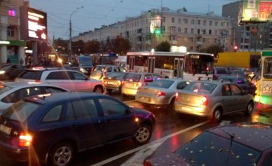 Движение на Плехановской остановилось: пассажиры выходят из маршруток и идут пеш...